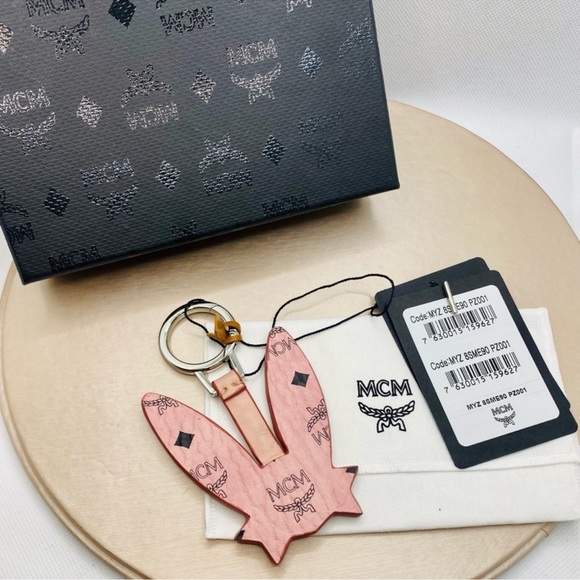 Authentic MCM soft leather star - Picture 2 of 10